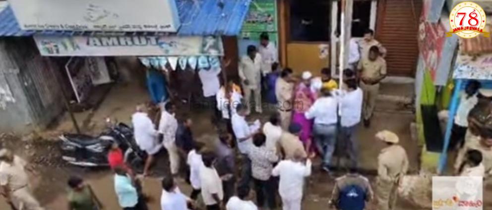 ಸಚಿವರ ಎದುರೇ ಗಂಡನ ಕಪಾಳಕ್ಕೆ ಹೊಡೆದ ಪತ್ನಿ