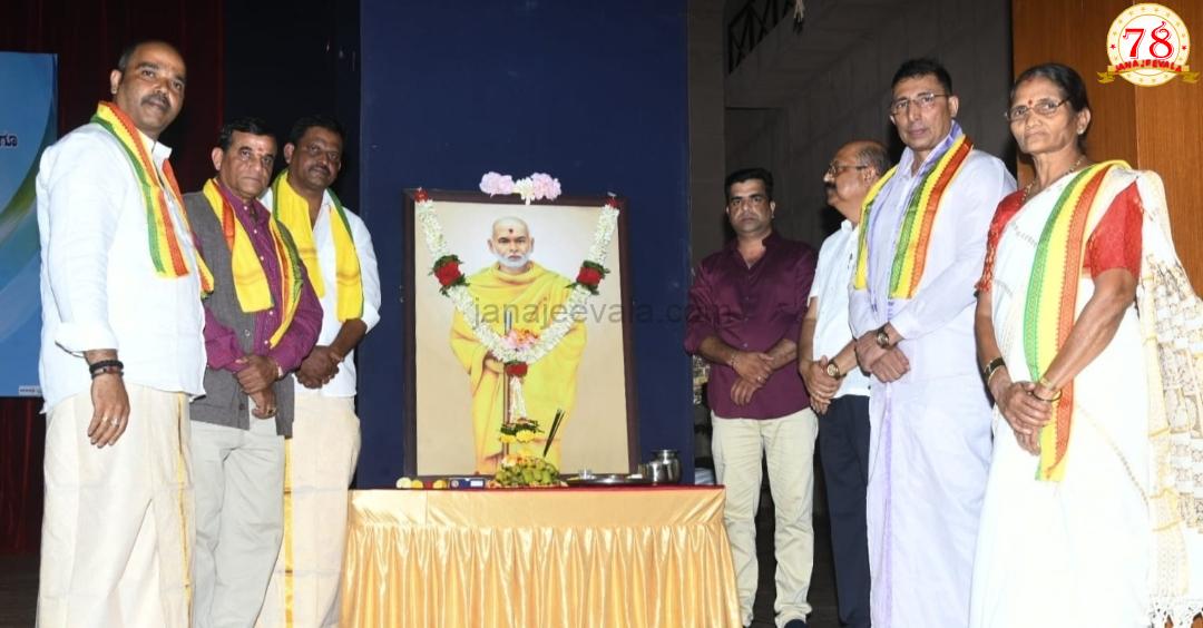 ಬ್ರಹ್ಮಶ್ರೀ ನಾರಾಯಣ ಗುರುಗಳ ಜಯಂತ್ಯೋತ್ಸವ- ನಾರಾಯಣ ಗುರುಗಳ ತೋರಿಸಿದ ಮಾರ್ಗದಲ್ಲಿ‌ ನಾವೆಲ್ಲರು ನಡೆಯಬೇಕು: ಸಾಹಿತಿ ರವಿ ಕೋಟಾರಗಸ್ತಿ
