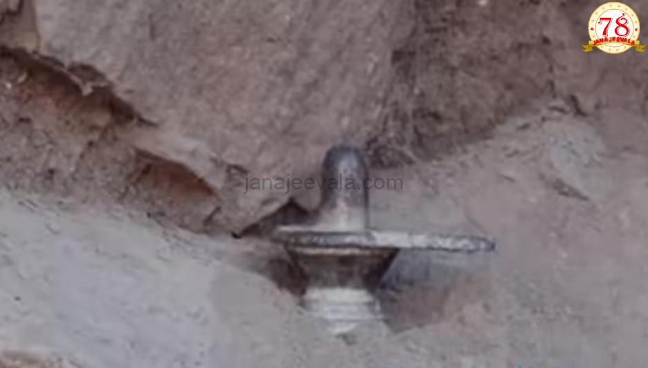 ಲಕ್ಕುಂಡಿ : ಉತ್ಖನನದ ವೇಳೆ ಪುರಾತನ ಶಿವಲಿಂಗ ಪತ್ತೆ