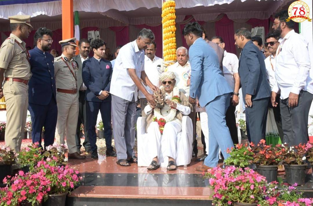 ರಾಷ್ಟ್ರನಿರ್ಮಾಣದಲ್ಲಿ ಯುವಕರ ಪಾತ್ರ ಬಹುದೊಡ್ಡದು: ಡಾ.ಪ್ರಭಾಕರ ಕೋರೆ  ಕೆಎಲ್‌ಇ ಪ್ರಧಾನ ಕಚೇರಿಯಲ್ಲಿ ಧ್ವಜಾರೋಹಣ