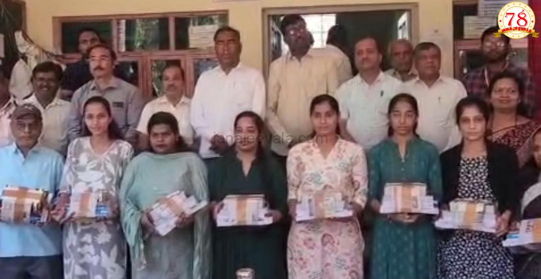 ಫಲಾನುಭವಿಗಳಿಗೆ ವಿವಿಧ ಸಾಮಗ್ರಿಗಳನ್ನು ವಿತರಿಸಿದ ಶಾಸಕ ವಿಠ್ಠಲ ಹಲಗೇಕರ