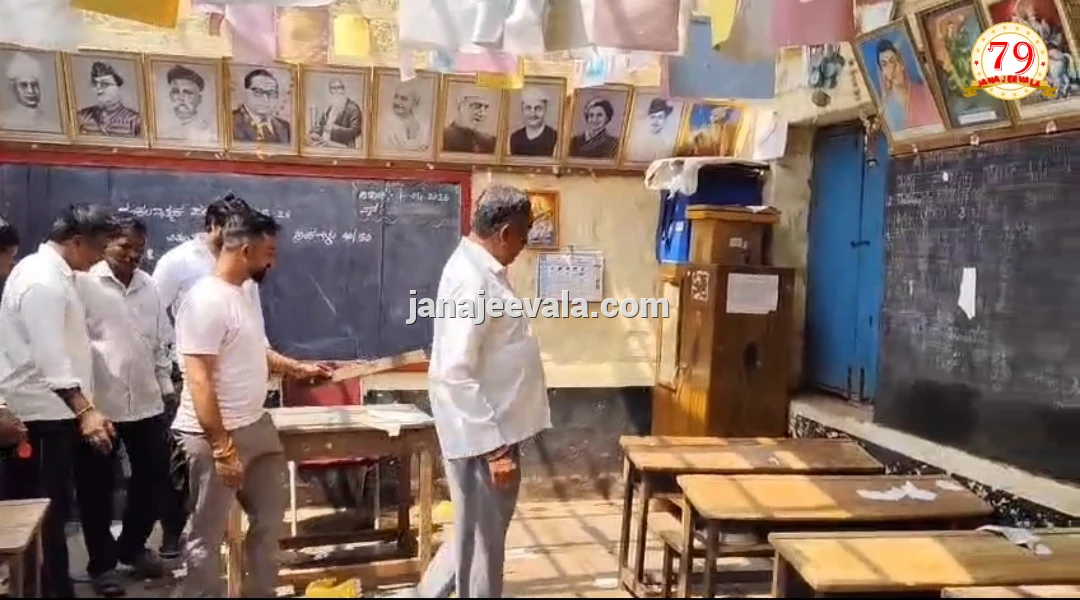 ಖಾನಾಪುರ : ಜೋರು ಮಳೆ-ಹಾನಿಗೊಳಗಾದ ಶಾಲೆಗೆ ಭೇಟಿ ನೀಡಿದ ಶಾಸಕರು