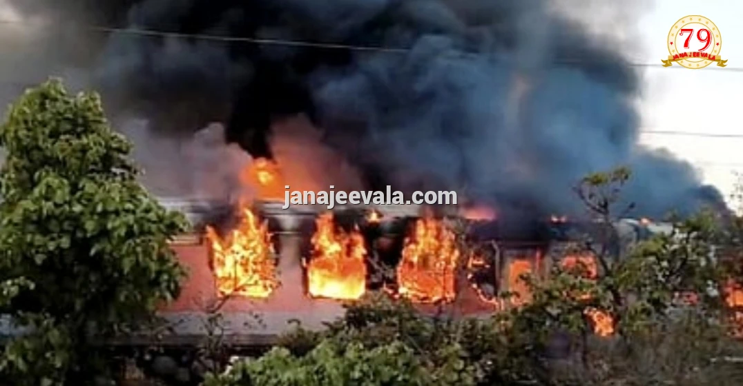 ರಾಜಧಾನಿ ಎಕ್ಸ್‌ಪ್ರೆಸ್‌ನಲ್ಲಿ ಭಾರಿ ಬೆಂಕಿ ಅವಘಡ; 68 ಪ್ರಯಾಣಿಕರ ಸ್ಥಳಾಂತರ