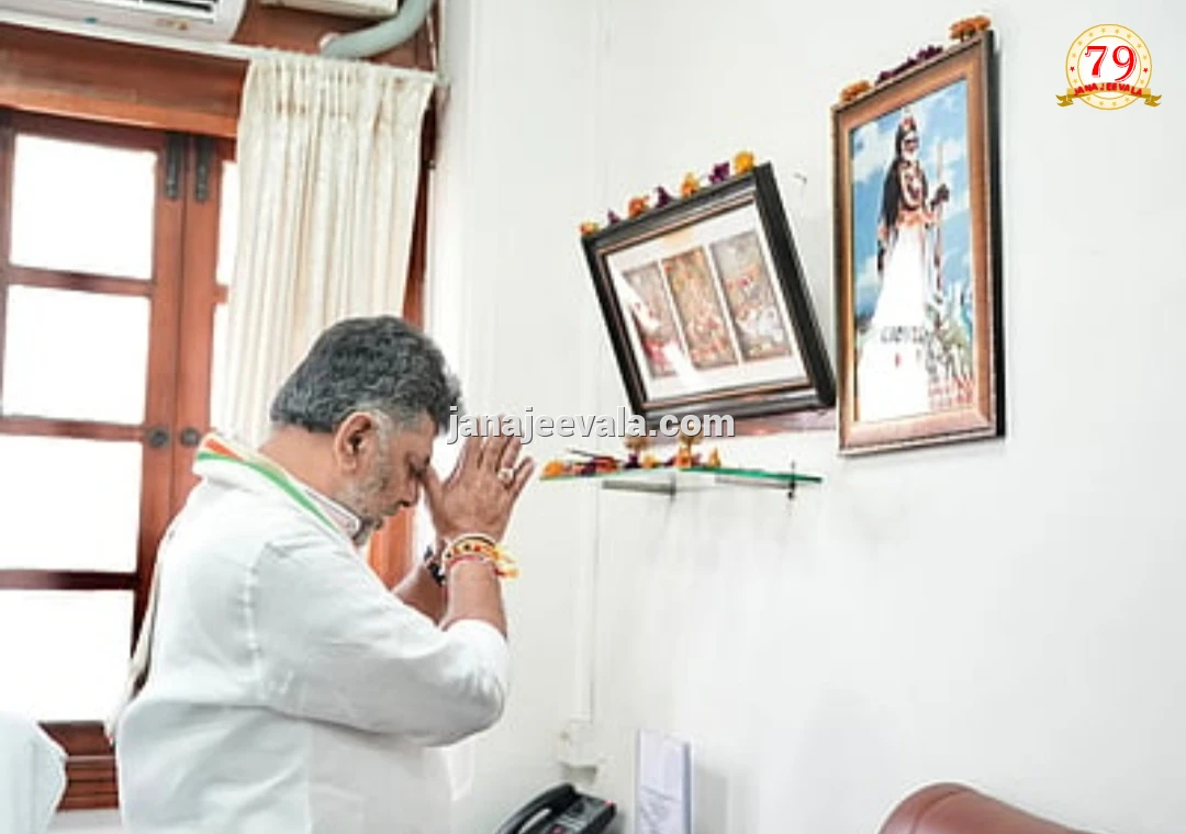 ಸಿಎಂ ಕಚೇರಿಗೆ ಜ್ಯೋತಿಷಿಗಳಭೇಟಿ: ಕುರ್ಚಿಯ ದಿಕ್ಕು ಬದಲು, ಅಜ್ಜಯ್ಯನ ಚಿತ್ರ ಅಳವಡಿಕೆ