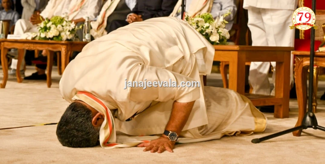 ಸಂವಿಧಾನದ ಪ್ರತಿ ಹಿಡಿದು, ವೀರ ಗಂಗಾಧರ ಅಜ್ಜಯ್ಯ ಹೆಸರಲ್ಲಿ ಮುಖ್ಯಮಂತ್ರಿಯಾಗಿ ಡಿ.ಕೆ. ಶಿವಕುಮಾರ್ ಪ್ರಮಾಣ ವಚನ