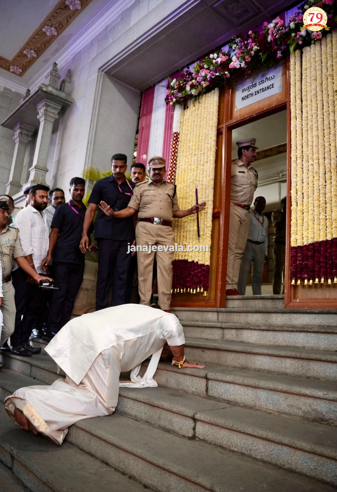 ಸಿಎಂ ನಮನ : ವಿಧಾನಸೌಧದ ಉತ್ತರ ದ್ವಾರದ ಮೆಟ್ಟಿಲಿಗೆ ನಮಿಸಿ ಪ್ರವೇಶ