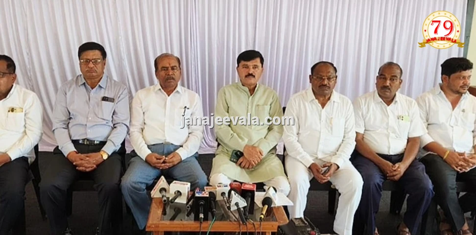 ಎರಡನೇ ಹಂತದ ಸಚಿವ ಸಂಪುಟ ರಚನೆ ವೇಳೆ ಗಾಣಿಗ ಸಮಾಜದ ಹಿರಿಯ ಮುಖಂಡ, ಮಾಜಿ ಉಪಮುಖ್ಯಮಂತ್ರಿ ಲಕ್ಷ್ಮಣ ಸವದಿ ಅವರಿಗೆ ಅವಕಾಶ ನೀಡಲು ಗಾಣಿಗ ಮುಖಂಡರ ಮನವಿ