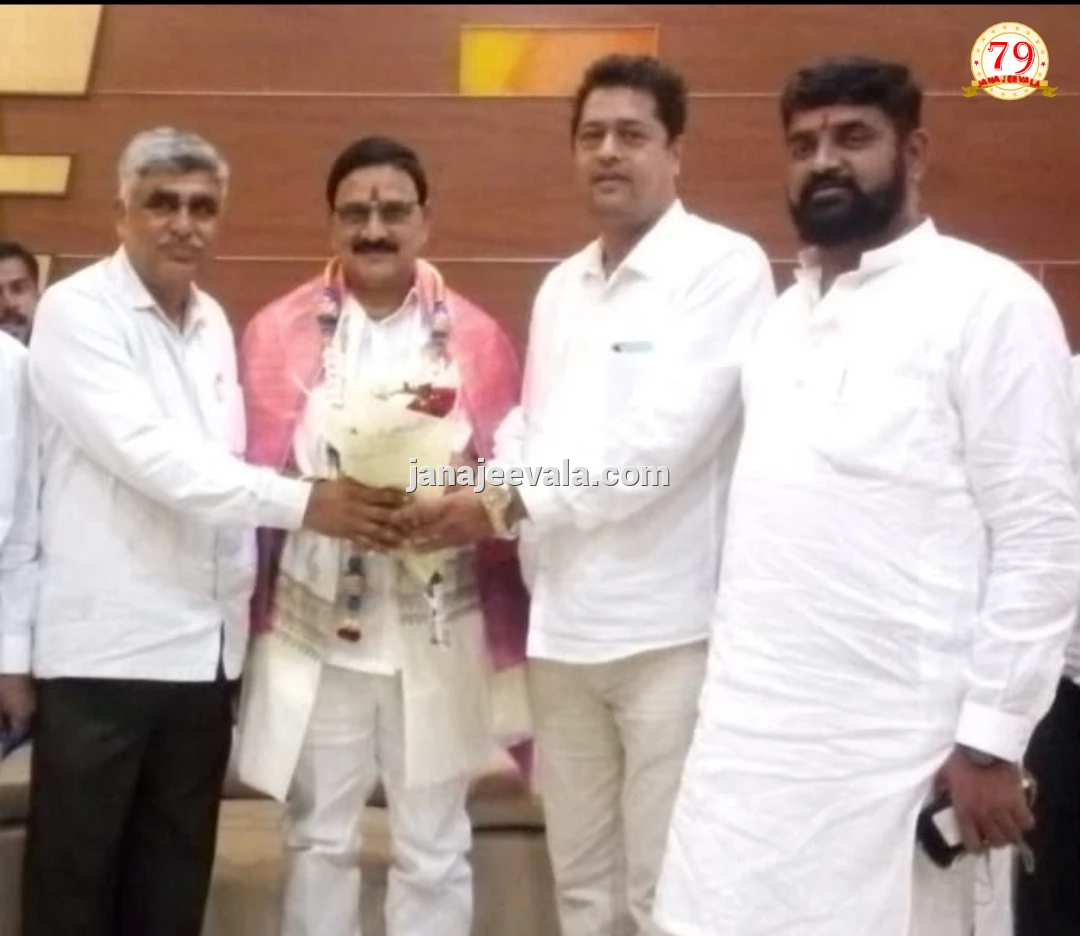 ಕೇಂದ್ರ ಸರಕಾರದಿಂದ ವಿಶೇಷ ಯೋಜನೆ ಮತ್ತು ಅನುದಾನ ಒದಗಿಸುವಂತೆ ಕೇಂದ್ರ ಸಚಿವರಿಗೆ ಮನವಿ ಮಾಡಿದ ಕಿರಣ್ ಜಾಧವ   ಆಟೋನಗರ, ರಾಮತೀರ್ಥನಗರ ಕೈಗಾರಿಕಾ ಪ್ರದೇಶಗಳಲ್ಲಿ ಮೂಲ ಸೌಕರ್ಯ ಹೆಚ್ಚಿಸಿ ಕೈಗಾರಿಕಾ ಅಭಿವೃದ್ಧಿಗೆ ಉತ್ತೇಜನ ನೀಡಿ