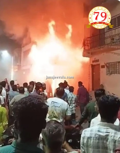 ಚಿಕ್ಕೋಡಿಯಲ್ಲಿ ಗಾರ್ಮೆಂಟ್ಸ್ ಅಂಗಡಿಗೆ ಬೆಂಕಿ ; ಲಕ್ಷಾಂತರ ರೂ. ಮೌಲ್ಯದ ಬಟ್ಟೆ ಭಸ್ಮ..