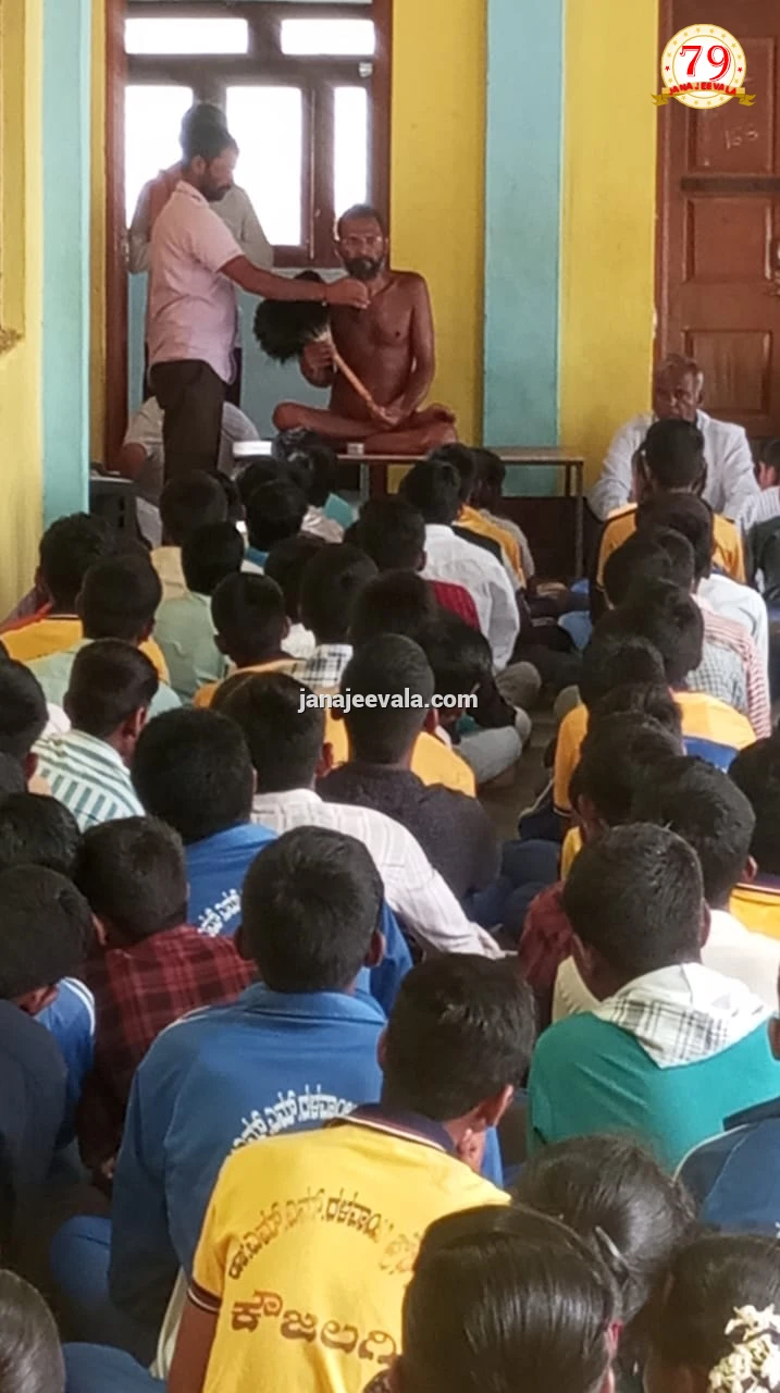 ​ಕೌಜಲಗಿ ದಳವಾಯಿ ಪ್ರೌಢಶಾಲೆಯಲ್ಲಿ ಆಚಾರ್ಯ 108 ವಿದಿತ್ ಮಹಾರಾಜರ ವಾಸ್ತವ್ಯ: ವಿದ್ಯಾರ್ಥಿಗಳಿಗೆ ಮಂಗಲ ಆಶೀರ್ವಚನ