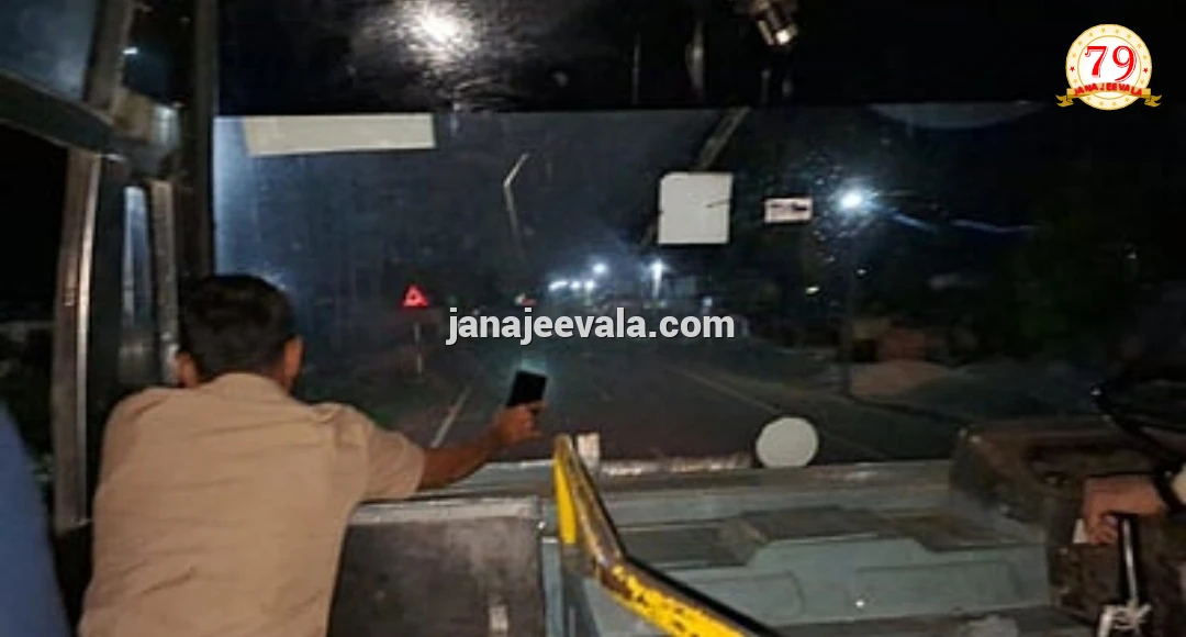 ಮೊಬೈಲ್ ಟಾರ್ಚ್ ಬೆಳಕಲ್ಲಿ‌ ಕಲ್ಯಾಣ ಕರ್ನಾಟಕ ರಸ್ತೆ ಸಾರಿಗೆ ಬಸ್ ಚಾಲನೆ....!