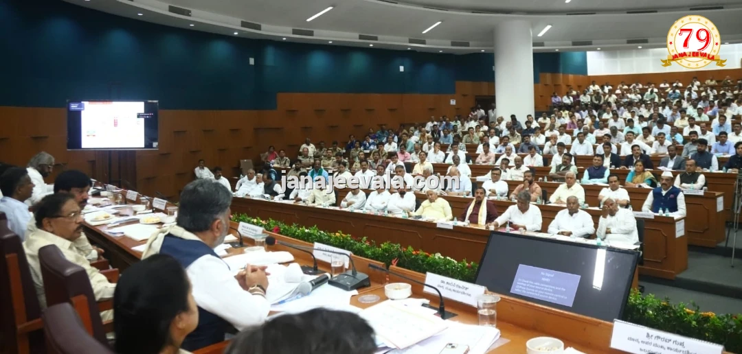 ಯಾವುದೇ ಅಧಿಕಾರಿ ಮೊಬೈಲ್‌ ನಲ್ಲಿ ಮಾತಾಡುವುದು ಕಂಡು ಬಂದರೆ ಸಂಜೆ ಮೀಟಿಂಗ್‌ ಮುಗಿಯುವ ವೇಳೆಗೆ  ಅಮಾನತು ಆದೇಶ ಬರುತ್ತದೆ : ಸಿಎಂ ಎಚ್ಚರಿಕೆ