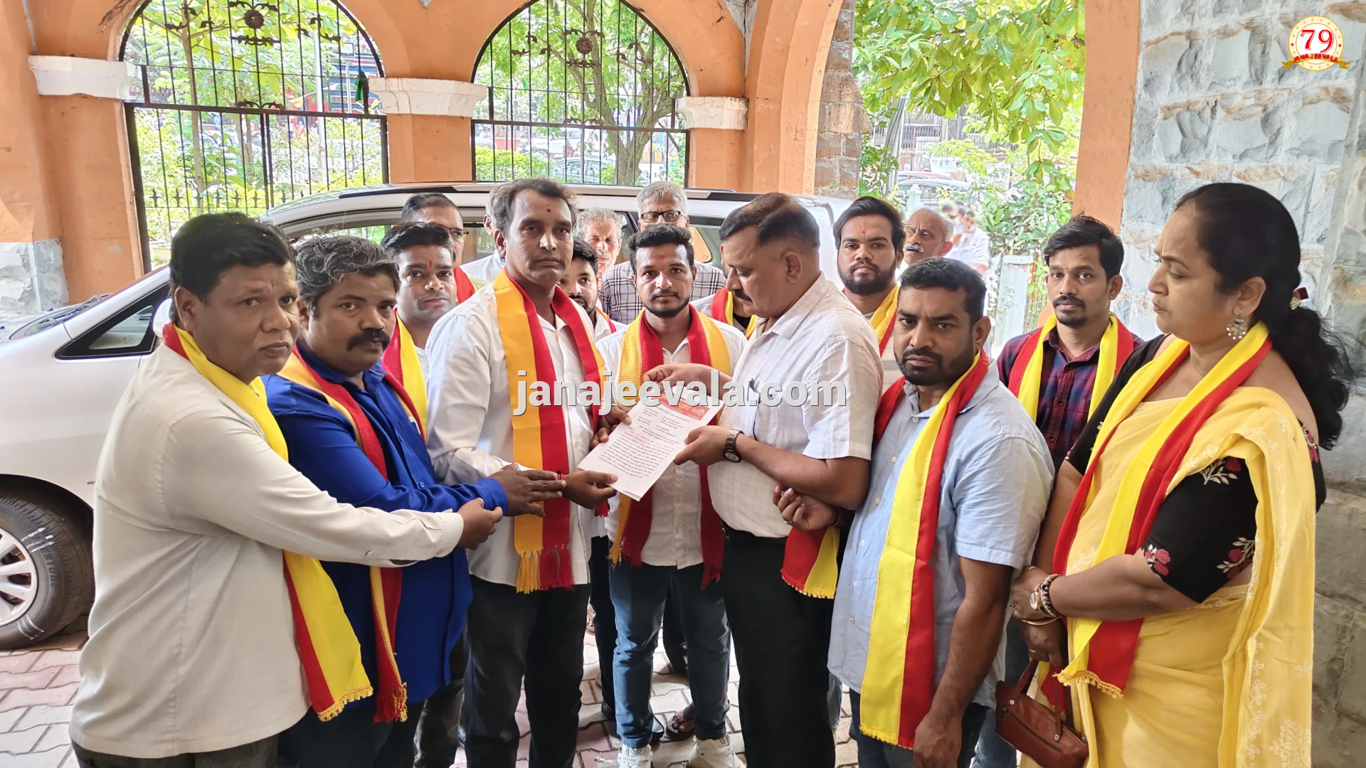 ಹೊಸ ತಿರುವು : ಕರ್ನಾಟಕ ಪರ ಗೊತ್ತುವಳಿ ಅಂಗೀಕರಿಸುವವರೆಗೂ ಅನುದಾನ ಬಿಡುಗಡೆ ಮಾಡದಂತೆ ಕನ್ನಡ ಸಂಘಟನೆಗಳ ಒಕ್ಕೊರಲ ಮನವಿ   ಕದ್ದು ಮುಚ್ಚಿ ಸಿಎಂ ಭೇಟಿ