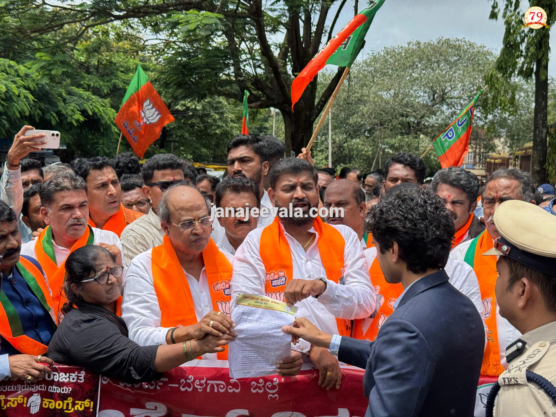 ಬಿಜೆಪಿಯಿಂದ ಬೃಹತ್ ಪ್ರತಿಭಟನೆ : ಕಾಂಗ್ರೆಸ್ ಭವನಕ್ಕೆ ಮುತ್ತಿಗೆ ಹಾಕಲು ಹೊರಟ ಬಿಜೆಪಿ ಕಾರ್ಯಕರ್ತರನ್ನು ಮಧ್ಯದಲ್ಲೇ  ತಡೆದ ಪೊಲೀಸರು 