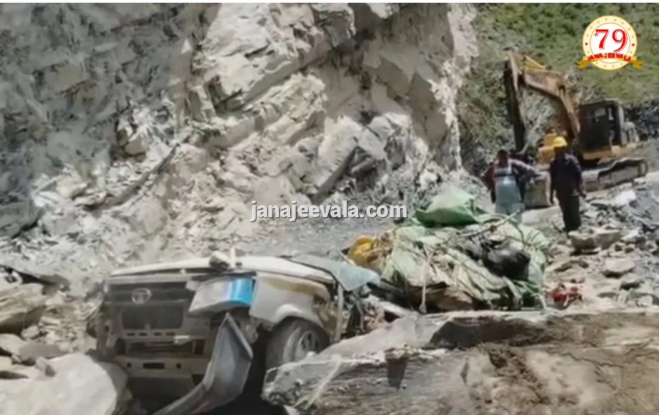 ಭೀಕರ ಭೂಕುಸಿತ: ಮಣ್ಣಿನಡಿ ಹೂತುಹೋದ ಕ್ಯಾಬ್‌, 13 ಮಂದಿ ದುರ್ಮರಣ
