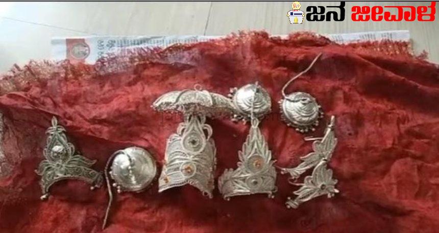 ದೇವಸ್ಥಾನದಿಂದ ಕದ್ದ ಆಭರಣಗಳನ್ನು 9 ವರ್ಷಗಳ ಬಳಿಕ ಹಿಂದಿರುಗಿಸಿದ ಕಳ್ಳ ದೇವಸ್ಥಾನದಿಂದ ಕದ್ದ ಆಭರಣಗಳನ್ನು 9 ವರ್ಷಗಳ ಬಳಿಕ ಹಿಂದಿರುಗಿಸಿದ ಕಳ್ಳ
