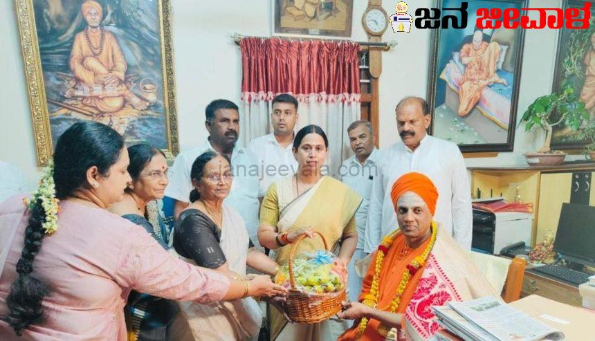 ಸಿದ್ದಗಂಗಾ ಮಠಕ್ಕೆ ಭೇಟಿ ನೀಡಿದ ಲಕ್ಷ್ಮೀ ಹೆಬ್ಬಾಳ್ಕರ್ ಸಿದ್ದಗಂಗಾ ಮಠಕ್ಕೆ ಭೇಟಿ ನೀಡಿದ ಲಕ್ಷ್ಮೀ ಹೆಬ್ಬಾಳ್ಕರ್