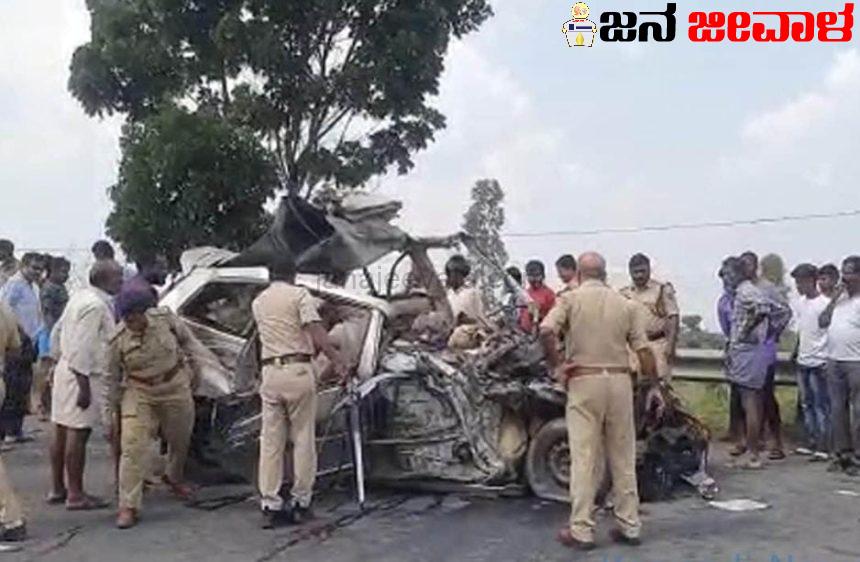 ಭೀಕರ ರಸ್ತೆ ಅಪಘಾತದಲ್ಲಿ ಮಗು ಸೇರಿ 10 ಮಂದಿ ಸಾವು ಭೀಕರ ರಸ್ತೆ ಅಪಘಾತದಲ್ಲಿ ಮಗು ಸೇರಿ 10 ಮಂದಿ ಸಾವು