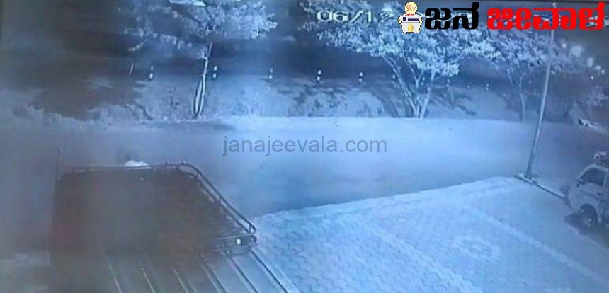 ವಾಹನ ನಿಲ್ಲಿಸಿದ್ದ ಮಾಲಿಕರಿಗೆ ಒತ್ತಾಯಪೂರ್ವಕವಾಗಿ ಲಾಂಗ್ ತೋರಿಸಿ ಹಣ ದೋಚಿದ ಕಳ್ಳರು ವಾಹನ ನಿಲ್ಲಿಸಿದ್ದ ಮಾಲಿಕರಿಗೆ ಒತ್ತಾಯಪೂರ್ವಕವಾಗಿ ಲಾಂಗ್ ತೋರಿಸಿ ಹಣ ದೋಚಿದ ಕಳ್ಳರು