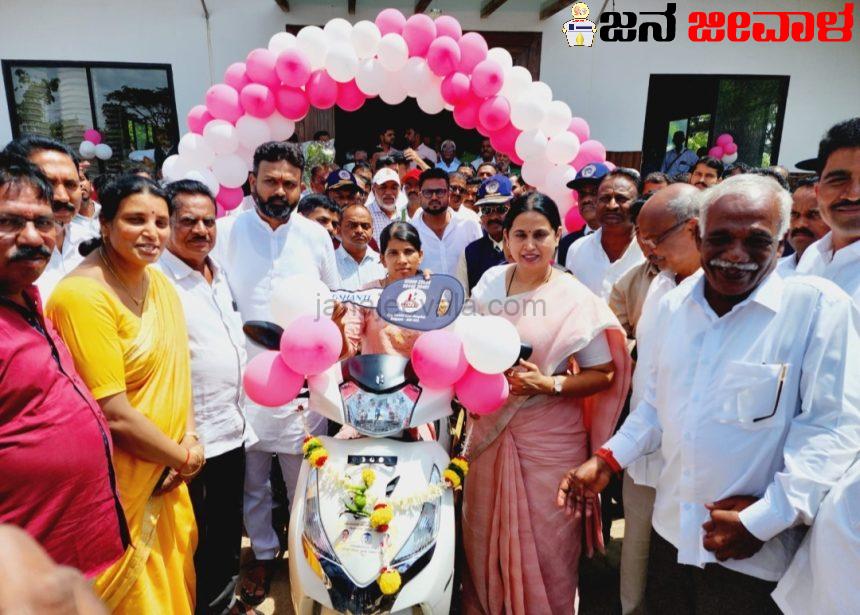 ಸಚಿವರಿಂದ ವಿಕಲಚೇತನರಿಗೆ ಯಂತ್ರಚಾಲಿತ ದ್ವಿಚಕ್ರ ವಾಹನ ವಿತರಣೆ ಸಚಿವರಿಂದ ವಿಕಲಚೇತನರಿಗೆ ಯಂತ್ರಚಾಲಿತ ದ್ವಿಚಕ್ರ ವಾಹನ ವಿತರಣೆ