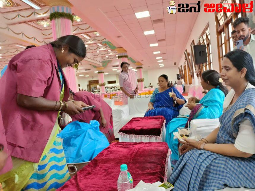 ಗೃಹ ಲಕ್ಷ್ಮಿಗೆ ಅರ್ಜಿ ಹಾಕಿದ್ದೀರಾ? ನಂಬರ್ ಕೊಡ್ತೇನೆ ಬೇಗ ಅರ್ಜಿ ಹಾಕಿ: ಸಚಿವೆ ಲಕ್ಷ್ಮಿ ಹೆಬ್ಬಾಳ್ಕರ್ ಕಾಳಜಿ ಗೃಹ ಲಕ್ಷ್ಮಿಗೆ ಅರ್ಜಿ ಹಾಕಿದ್ದೀರಾ? ನಂಬರ್ ಕೊಡ್ತೇನೆ ಬೇಗ ಅರ್ಜಿ ಹಾಕಿ: ಸಚಿವೆ ಲಕ್ಷ್ಮಿ ಹೆಬ್ಬಾಳ್ಕರ್ ಕಾಳಜಿ