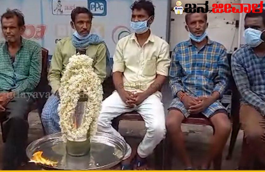 ಉಚಿತ ಮದ್ಯ ನೀಡಲು ಪ್ರತಿಭಟನೆ ಮೊರೆ ಹೋದ ಮದ್ಯಪ್ರಿಯರು..! ಉಚಿತ ಮದ್ಯ ನೀಡಲು ಪ್ರತಿಭಟನೆ ಮೊರೆ ಹೋದ ಮದ್ಯಪ್ರಿಯರು..!