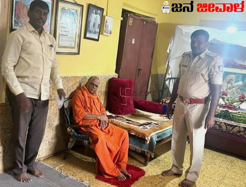 ಹಿರೇಕೋಡಿ ಜೈನಮುನಿ ಹತ್ಯೆ ಹಿನ್ನೆಲೆಯಲ್ಲಿ ನೀಲಕಂಠ ಶ್ರೀಗಳಿಗೆ ಸಿಪಿಐ ಮೌನೇಶ್ವರ ಪಾಟೀಲ ಭೇಟಿ ಹಿರೇಕೋಡಿ ಜೈನಮುನಿ ಹತ್ಯೆ ಹಿನ್ನೆಲೆಯಲ್ಲಿ ನೀಲಕಂಠ ಶ್ರೀಗಳಿಗೆ ಸಿಪಿಐ ಮೌನೇಶ್ವರ ಪಾಟೀಲ ಭೇಟಿ