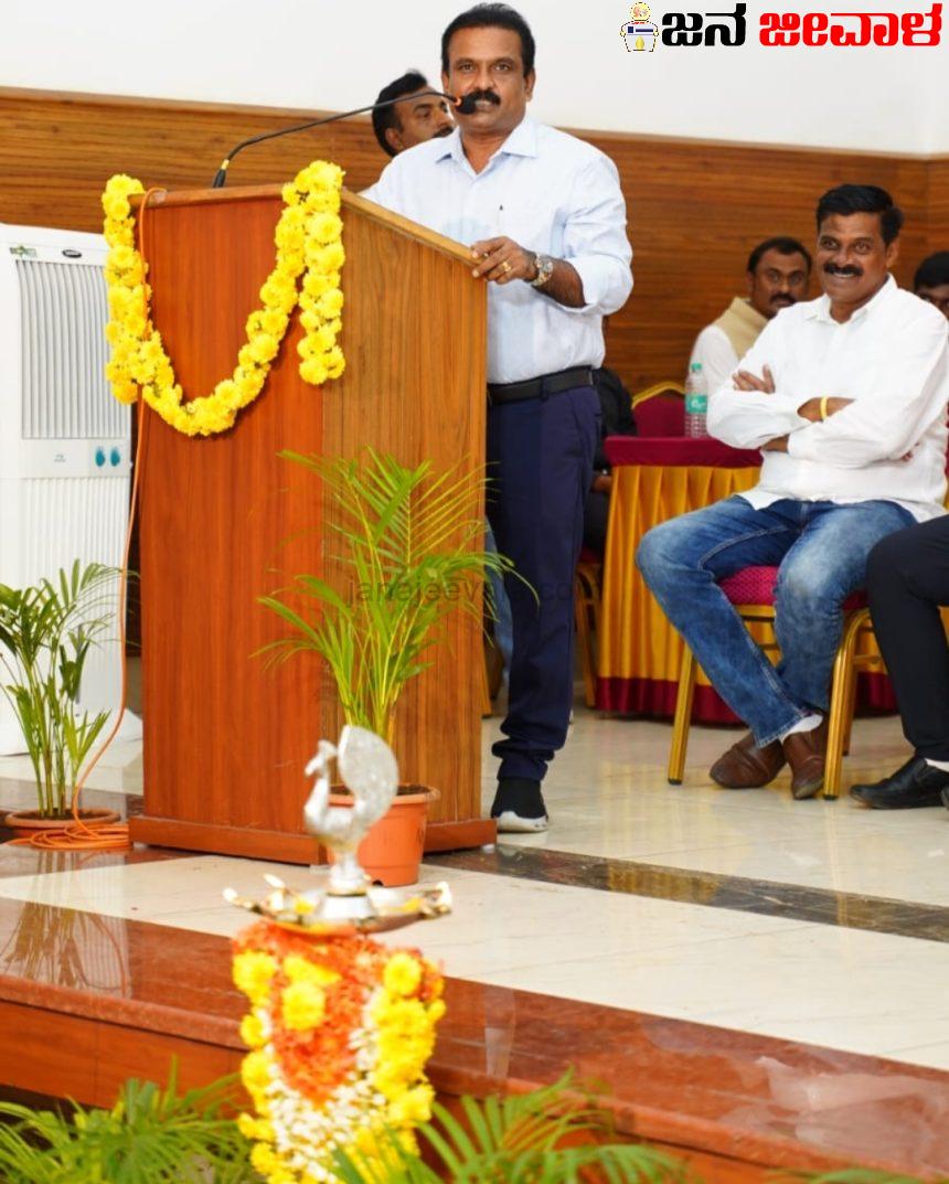 ಪತ್ರಿಕೋದ್ಯಮ ಮತ್ತು ಸಂವಿಧಾನದ ಆಶಯಗಳ ರಕ್ಷಣೆಗೆ ಸಿಎಂ ಸಿದ್ದರಾಮಯ್ಯ ಸದಾ ಸಿದ್ದ: ಕೆ.ವಿ.ಪ್ರಭಾಕರ್ ಪತ್ರಿಕೋದ್ಯಮ ಮತ್ತು ಸಂವಿಧಾನದ ಆಶಯಗಳ ರಕ್ಷಣೆಗೆ ಸಿಎಂ ಸಿದ್ದರಾಮಯ್ಯ ಸದಾ ಸಿದ್ದ: ಕೆ.ವಿ.ಪ್ರಭಾಕರ್