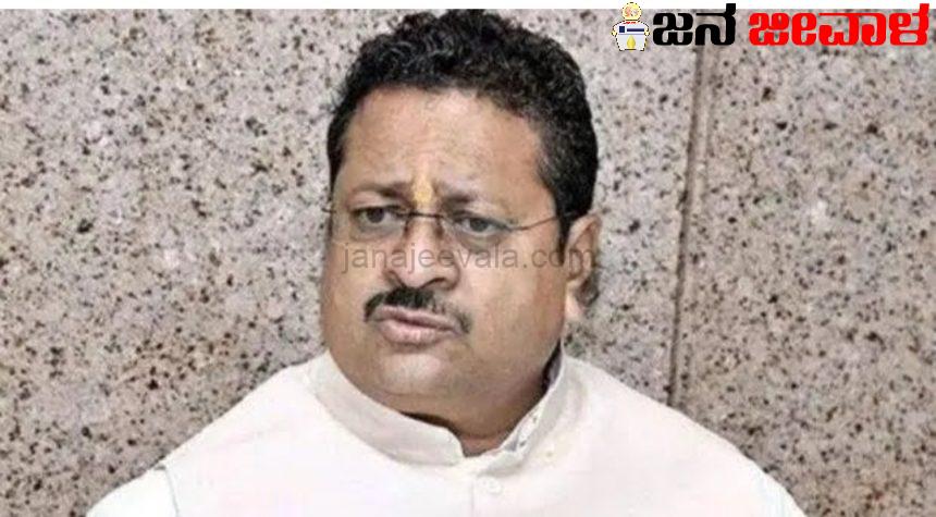 ಕುಸಿದು ಬಿದ್ದ ಬಸನಗೌಡ ಪಾಟೀಲ ಯತ್ನಾಳ ಕುಸಿದು ಬಿದ್ದ ಬಸನಗೌಡ ಪಾಟೀಲ ಯತ್ನಾಳ