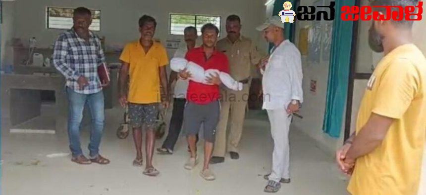ಕಾರವಾರ: ಮೊಬೈಲ್ ಚಾರ್ಜರ್ ವೈರ್ ಬಾಯಿಗೆ ಹಾಕಿಕೊಂಡ 8 ತಿಂಗಳ ಮಗು ಸಾವು ಕಾರವಾರ: ಮೊಬೈಲ್ ಚಾರ್ಜರ್ ವೈರ್ ಬಾಯಿಗೆ ಹಾಕಿಕೊಂಡ 8 ತಿಂಗಳ ಮಗು ಸಾವು