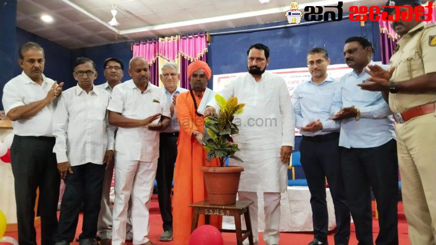 ಪತ್ರಕರ್ತರಿಗೆ ಶಾಸಕರು ಕಿವಿಮಾತು ಹೇಳಿದ್ದೇನು ? ಪತ್ರಕರ್ತರಿಗೆ ಶಾಸಕರು ಕಿವಿಮಾತು ಹೇಳಿದ್ದೇನು ?