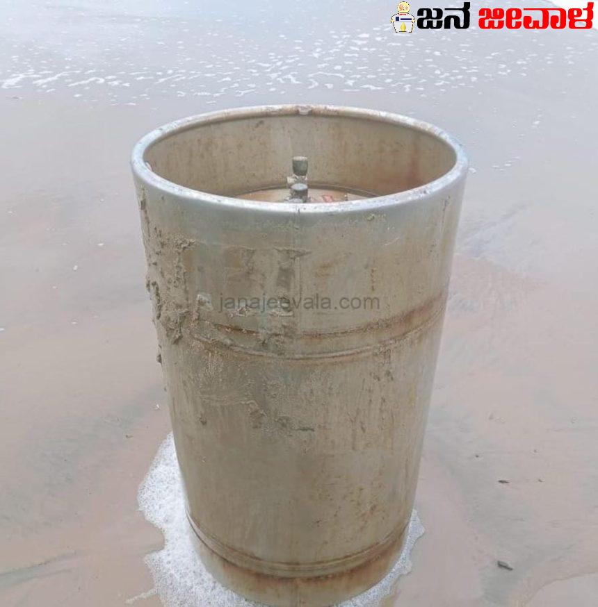 ಕುತೂಹಲಕ್ಕೆ ಕಾರಣವಾದ ಕಡಲತೀರದಲ್ಲಿ ಪತ್ತೆಯಾದ ಸಿಲಿಂಡರ್ ರೂಪದ ವಸ್ತು ಕುತೂಹಲಕ್ಕೆ ಕಾರಣವಾದ ಕಡಲತೀರದಲ್ಲಿ ಪತ್ತೆಯಾದ ಸಿಲಿಂಡರ್ ರೂಪದ ವಸ್ತು