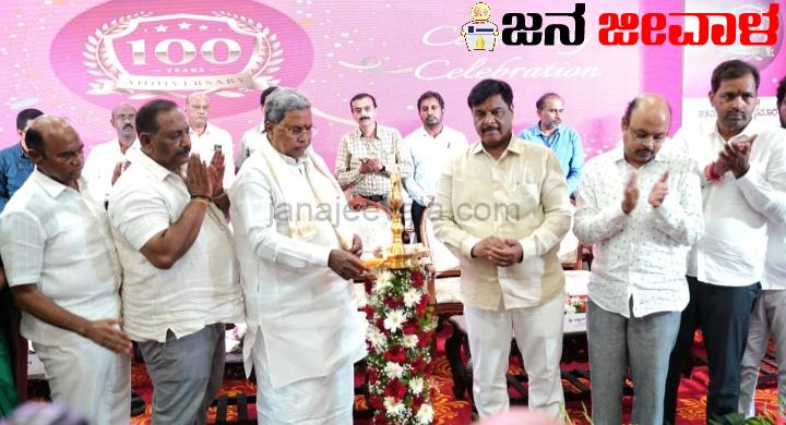 ನನಗೂ ಏಪ್ರಾನ್ ಹಾಕೊಂಡು, ಸ್ಟೆಥಸ್ಕೋಪ್ ಕುತ್ತಿಗೆಗೆ ಹಾಕಿಕೊಂಡು ಓಡಾಡ್ಬೇಕು ಅನ್ನೋ ಆಸೆ ಇತ್ತು. ಮೆಡಿಕಲ್ ಸೀಟೇ ಸಿಗಲಿಲ್ಲ : ಸಿಎಂ ಸಿದ್ದರಾಮಯ್ಯ ನನಗೂ ಏಪ್ರಾನ್ ಹಾಕೊಂಡು, ಸ್ಟೆಥಸ್ಕೋಪ್ ಕುತ್ತಿಗೆಗೆ ಹಾಕಿಕೊಂಡು ಓಡಾಡ್ಬೇಕು ಅನ್ನೋ ಆಸೆ ಇತ್ತು. ಮೆಡಿಕಲ್ ಸೀಟೇ ಸಿಗಲಿಲ್ಲ : ಸಿಎಂ ಸಿದ್ದರಾಮಯ್ಯ