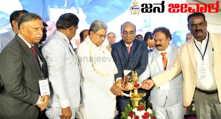 ದನಿಯಿಲ್ಲದವರಿಗೆ, ಶಕ್ತಿ ಯಿಲ್ಲವರಿಗೆ ನ್ಯಾಯ ಕೊಡಿಸುವ ಕೆಲಸ ಮಾಡಿ: ವಕೀಲರಿಗೆ ಮುಖ್ಯಮಂತ್ರಿ ಸಿದ್ದರಾಮಯ್ಯ ಕರೆ ದನಿಯಿಲ್ಲದವರಿಗೆ, ಶಕ್ತಿ ಯಿಲ್ಲವರಿಗೆ ನ್ಯಾಯ ಕೊಡಿಸುವ ಕೆಲಸ ಮಾಡಿ: ವಕೀಲರಿಗೆ ಮುಖ್ಯಮಂತ್ರಿ ಸಿದ್ದರಾಮಯ್ಯ ಕರೆ