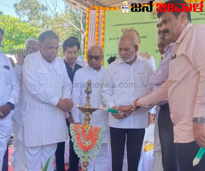 ಕೊಪ್ಪಳ ಮಾರ್ಗವಾಗಿ ಮುಂಬೈ, ಸೊಲ್ಲಾಪುರಕ್ಕೆ ರೈಲ್ವೆ ಸಂಚಾರ ಆರಂಭ : ರೈಲು ವಿಸ್ತರಣೆಗೆ ಸಂಸದ ಕರಡಿ ಸಂಗಣ್ಣ ಹಸಿರು ನಿಶಾನೆ ಕೊಪ್ಪಳ ಮಾರ್ಗವಾಗಿ ಮುಂಬೈ, ಸೊಲ್ಲಾಪುರಕ್ಕೆ ರೈಲ್ವೆ ಸಂಚಾರ ಆರಂಭ : ರೈಲು ವಿಸ್ತರಣೆಗೆ ಸಂಸದ ಕರಡಿ ಸಂಗಣ್ಣ ಹಸಿರು ನಿಶಾನೆ