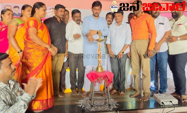 ಅಥಣಿಯಲ್ಲಿ ಗೃಹಲಕ್ಷ್ಮೀ ಉದ್ಘಾಟನೆ : ಗ್ಯಾರಂಟಿ ಮನ ಗೆದ್ದ ಯೋಜನೆ- ಚಿದಾನಂದ ಸವದಿ ಅಥಣಿಯಲ್ಲಿ ಗೃಹಲಕ್ಷ್ಮೀ ಉದ್ಘಾಟನೆ : ಗ್ಯಾರಂಟಿ ಮನ ಗೆದ್ದ ಯೋಜನೆ- ಚಿದಾನಂದ ಸವದಿ
