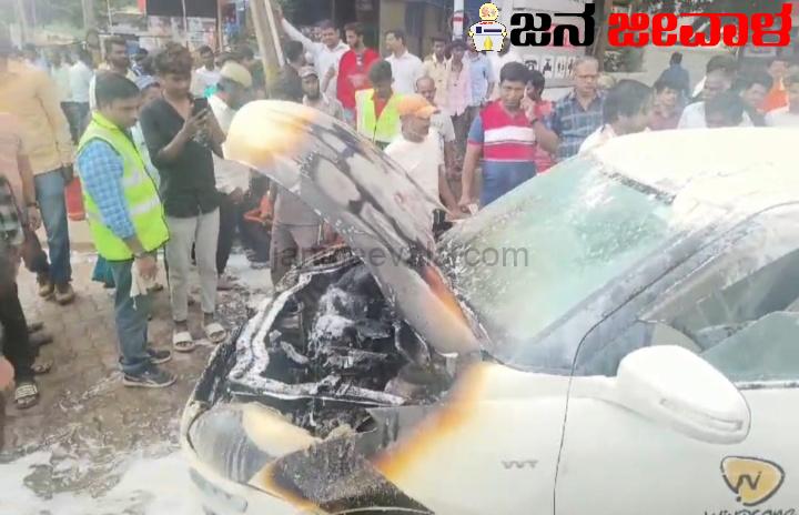 ಕಾರಿಗೆ ಅಕಸ್ಮಿಕ ಬೆಂಕಿ : ಬೆಳಗಾವಿ ಪೆಟ್ರೋಲ್ ಬಂಕ್ ಬಳಿ ತಪ್ಪಿದ ಭಾರೀ ಅನಾಹುತ ಕಾರಿಗೆ ಅಕಸ್ಮಿಕ ಬೆಂಕಿ : ಬೆಳಗಾವಿ ಪೆಟ್ರೋಲ್ ಬಂಕ್ ಬಳಿ ತಪ್ಪಿದ ಭಾರೀ ಅನಾಹುತ