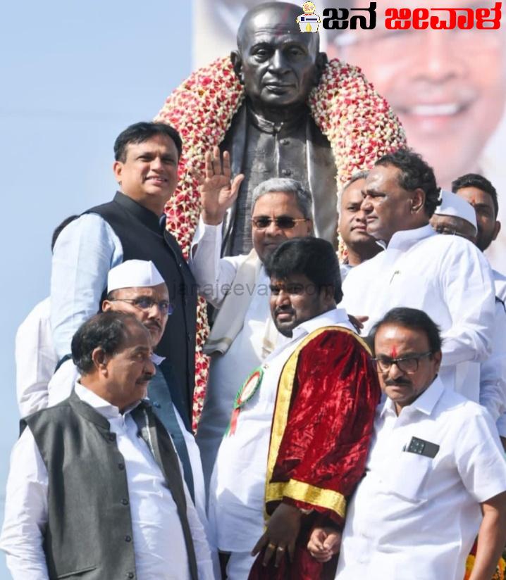 ಸರ್ದಾರ್ ವಲ್ಲಭಭಾಯಿ ಪಟೇಲ್ ಮೂರ್ತಿಗೆ ಮುಖ್ಯಮಂತ್ರಿಗಳಿಂದ ಮಾಲಾರ್ಪಣೆ ಸರ್ದಾರ್ ವಲ್ಲಭಭಾಯಿ ಪಟೇಲ್ ಮೂರ್ತಿಗೆ ಮುಖ್ಯಮಂತ್ರಿಗಳಿಂದ ಮಾಲಾರ್ಪಣೆ