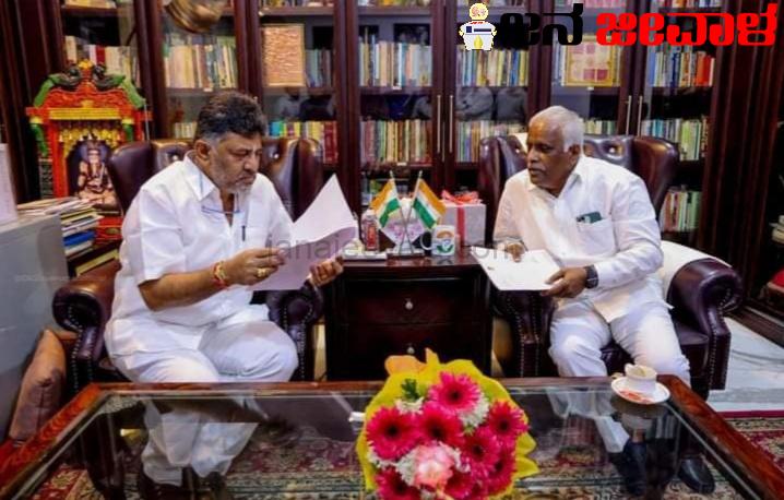 ಕಲ್ಲೋಳಿಯ ಕೇಂದ್ರೀಯ ವಿದ್ಯಾಲಯ ಸ್ಥಾಪನೆಗೆ ತಾತ್ಕಾಲಿಕ ಕಟ್ಟಡವನ್ನು ಒದಗಿಸಲು ಡಿಕೆಶಿಗೆ ಮನವಿ ಕಲ್ಲೋಳಿಯ ಕೇಂದ್ರೀಯ ವಿದ್ಯಾಲಯ ಸ್ಥಾಪನೆಗೆ ತಾತ್ಕಾಲಿಕ ಕಟ್ಟಡವನ್ನು ಒದಗಿಸಲು ಡಿಕೆಶಿಗೆ ಮನವಿ