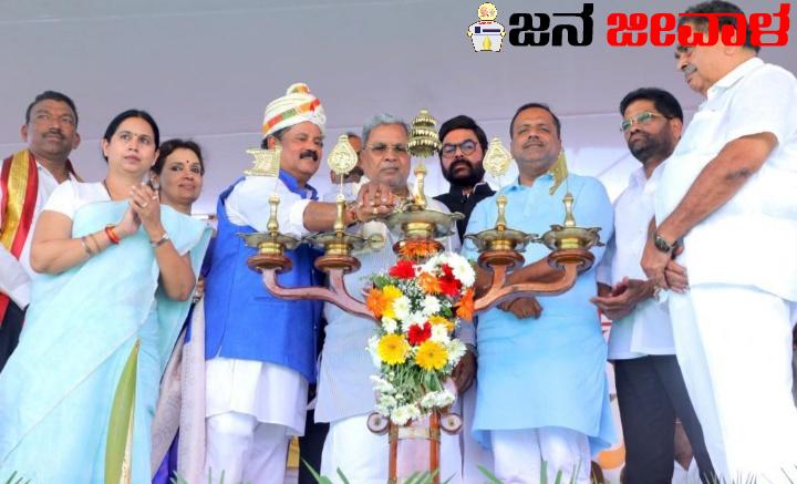 ತುಳುವಿನಲ್ಲಿ ಮಾತು ಆರಂಭಿಸಿ ಸಭಿಕರನ್ನು ಥ್ರಿಲ್ಲಾಗಿಸಿದ ಸಿಎಂ : ಮುಂದಿನ ಬಜೆಟ್ ನಲ್ಲಿ ಬಂಟರ ಅಭಿವೃದ್ಧಿ ನಿಗಮ ಘೋಷಣೆ ತುಳುವಿನಲ್ಲಿ ಮಾತು ಆರಂಭಿಸಿ ಸಭಿಕರನ್ನು ಥ್ರಿಲ್ಲಾಗಿಸಿದ ಸಿಎಂ : ಮುಂದಿನ ಬಜೆಟ್ ನಲ್ಲಿ ಬಂಟರ ಅಭಿವೃದ್ಧಿ ನಿಗಮ ಘೋಷಣೆ