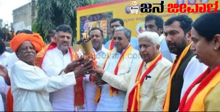 ಗದಗಿನ ಕನ್ನಡ ರಥದ ಮೆರವಣಿಗೆಯಲ್ಲಿ ಸಿದ್ದರಾಮಯ್ಯ ಗದಗಿನ ಕನ್ನಡ ರಥದ ಮೆರವಣಿಗೆಯಲ್ಲಿ ಸಿದ್ದರಾಮಯ್ಯ