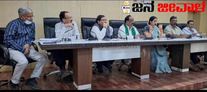 ಮಲಪ್ರಭಾ ಯೋಜನಾ ನೀರಾವರಿ ಸಲಹಾ ಸಮಿತಿ ಸಭೆ : 7 ರಿಂದ ಒಟ್ಟಾರೆ 1 ಟಿಎಂಸಿ ನೀರು ಬಿಡುಗಡೆಗೆ ನಿರ್ಧಾರ: ಸಚಿವೆ ಲಕ್ಷ್ಮೀ ಹೆಬ್ಬಾಳಕರ್ ಮಲಪ್ರಭಾ ಯೋಜನಾ ನೀರಾವರಿ ಸಲಹಾ ಸಮಿತಿ ಸಭೆ : 7 ರಿಂದ ಒಟ್ಟಾರೆ 1 ಟಿಎಂಸಿ ನೀರು ಬಿಡುಗಡೆಗೆ ನಿರ್ಧಾರ: ಸಚಿವೆ ಲಕ್ಷ್ಮೀ ಹೆಬ್ಬಾಳಕರ್