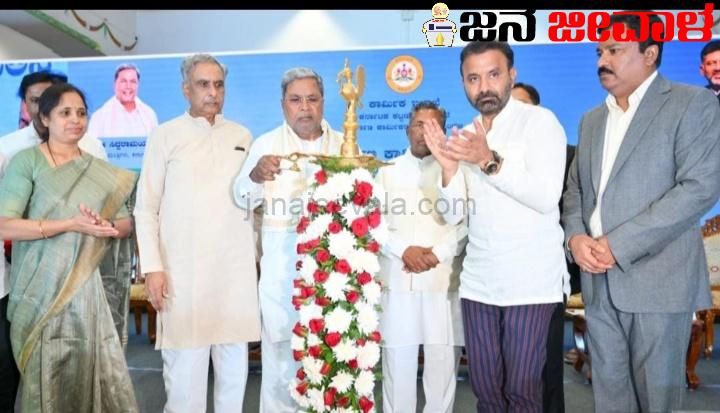 ಕಾರ್ಮಿಕರ ಮಕ್ಕಳು ಯಾವುದೇ ಕಾರಣಕ್ಕೂ ಶಿಕ್ಷಣದಿಂದ ವಂಚಿತರಾಗಬಾರದು : ಸಿದ್ದರಾಮಯ್ಯ ಕಾರ್ಮಿಕರ ಮಕ್ಕಳು ಯಾವುದೇ ಕಾರಣಕ್ಕೂ ಶಿಕ್ಷಣದಿಂದ ವಂಚಿತರಾಗಬಾರದು : ಸಿದ್ದರಾಮಯ್ಯ