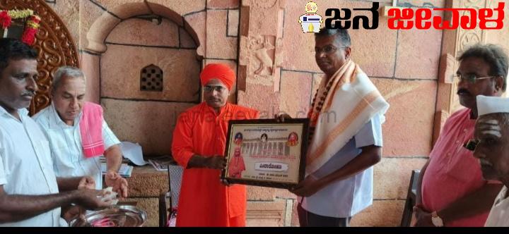 ಶ್ರೀಮಠಕ್ಕೆ ಭೇಟಿ : ದುರದುಂಡೇಶ್ವರ ಶ್ರೀಗಳ ಆಶೀರ್ವಾದ ಪಡೆದುಕೊಂಡ ಸತೀಶ ಜಾರಕಿಹೊಳಿ ಶ್ರೀಮಠಕ್ಕೆ ಭೇಟಿ : ದುರದುಂಡೇಶ್ವರ ಶ್ರೀಗಳ ಆಶೀರ್ವಾದ ಪಡೆದುಕೊಂಡ ಸತೀಶ ಜಾರಕಿಹೊಳಿ