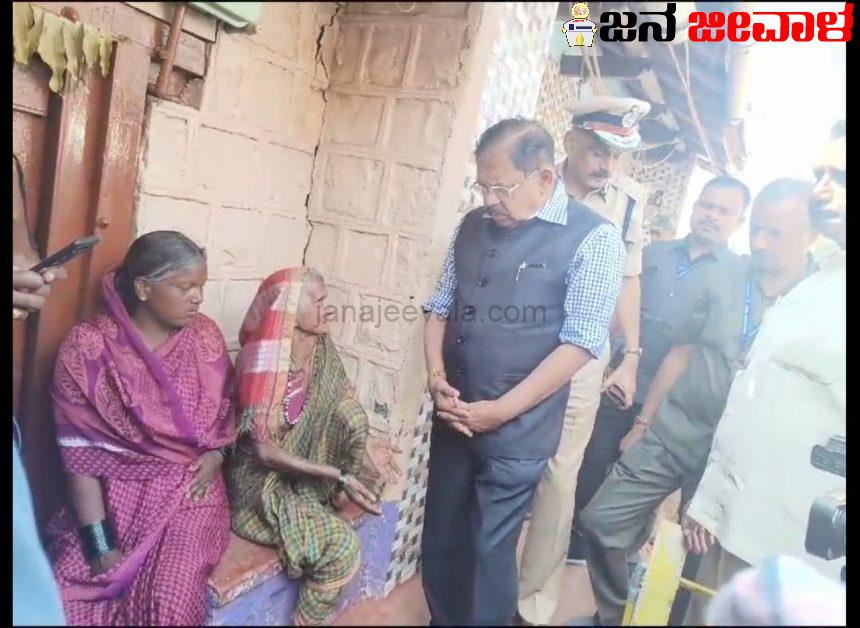 ಹೊಸ ವಂಟಮೂರಿಯಲ್ಲಿ ಮಹಿಳೆ ಬೆತ್ತಲೆ ಪ್ರಕರಣ ಘಟನೆ ಸ್ಥಳಕ್ಕೆ ಗೃಹ ಸಚಿವ ಜಿ ಪರಮೇಶ್ವರ್ ಭೇಟಿ..! ಹೊಸ ವಂಟಮೂರಿಯಲ್ಲಿ ಮಹಿಳೆ ಬೆತ್ತಲೆ ಪ್ರಕರಣ ಘಟನೆ ಸ್ಥಳಕ್ಕೆ ಗೃಹ ಸಚಿವ ಜಿ ಪರಮೇಶ್ವರ್ ಭೇಟಿ..!