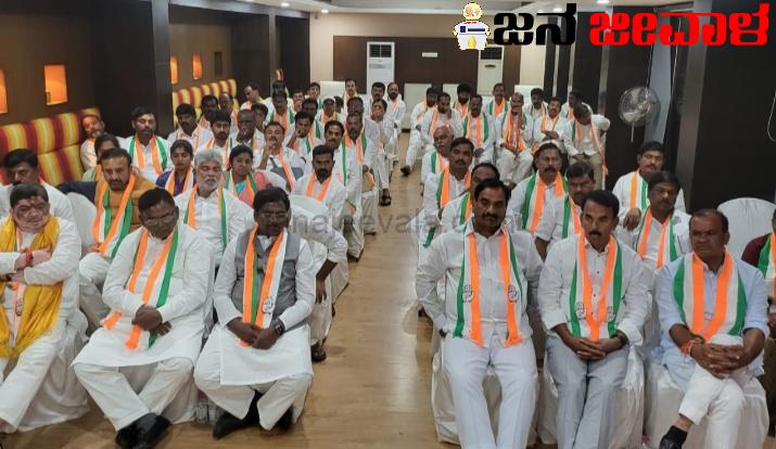 ಹೊಸ ಮುಖ್ಯಮಂತ್ರಿ ಆಯ್ಕೆ ತೀರ್ಮಾನವನ್ನು ಎಐಸಿಸಿ ಅಧ್ಯಕ್ಷರಿಗೆ ಬಿಡಲು ಸಿಎಲ್ಪಿ ಸಭೆಯಲ್ಲಿ ಮಹತ್ವದ ತೀರ್ಮಾನ ಹೊಸ ಮುಖ್ಯಮಂತ್ರಿ ಆಯ್ಕೆ ತೀರ್ಮಾನವನ್ನು ಎಐಸಿಸಿ ಅಧ್ಯಕ್ಷರಿಗೆ ಬಿಡಲು ಸಿಎಲ್ಪಿ ಸಭೆಯಲ್ಲಿ ಮಹತ್ವದ ತೀರ್ಮಾನ