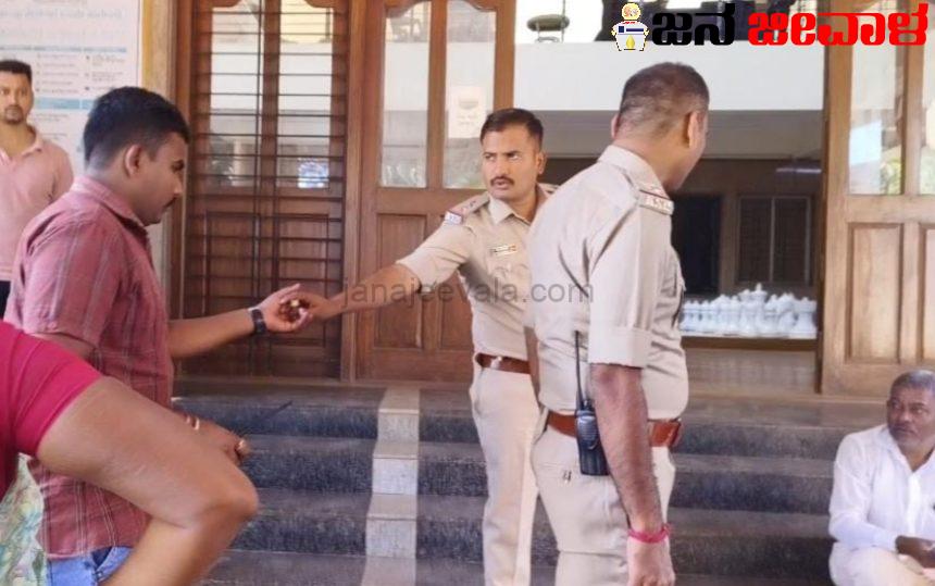 ಜಿಲ್ಲಾ ಪಂಚಾಯಿತಿ ಎದುರೇ ವಿಷ ಸೇವಿಸಲು ಮುಂದಾದ ಗುತ್ತಿಗೆದಾರ ಜಿಲ್ಲಾ ಪಂಚಾಯಿತಿ ಎದುರೇ ವಿಷ ಸೇವಿಸಲು ಮುಂದಾದ ಗುತ್ತಿಗೆದಾರ