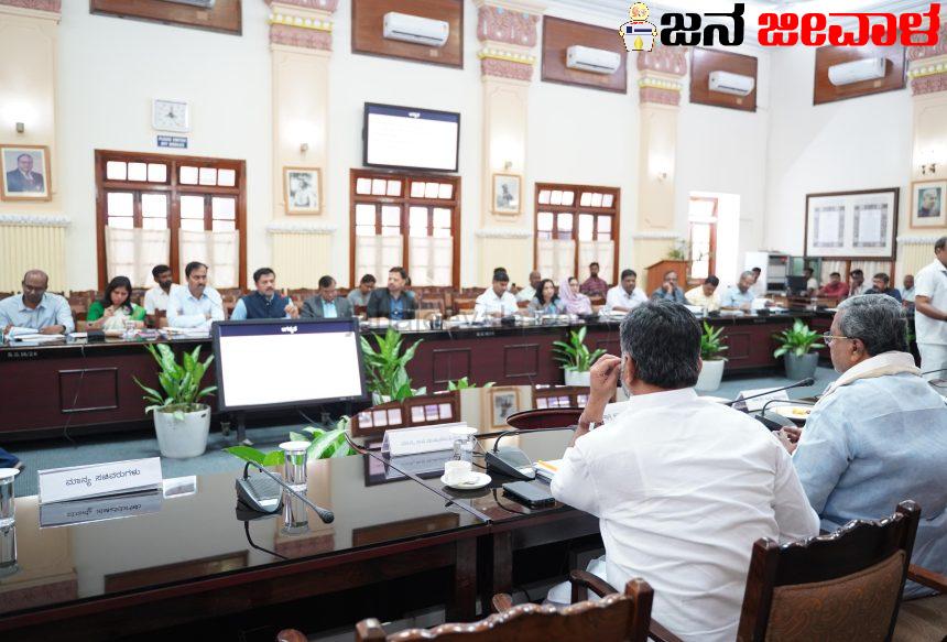 ನಮ್ಮ ಸರ್ಕಾರದಲ್ಲಿ ಅಧಿಕಾರಿಗಳು ಜಾತ್ಯತೀತತೆಗೆ ಮತ್ತು ಸಂವಿಧಾನಕ್ಕೆ ಪೂರ್ತಿ ಬದ್ದರಾಗಿರಬೇಕು: ಇಲ್ಲದಿದ್ದರೆ ಅಂಥವರಿಗೆ ಇಲ್ಲಿ ಮುಂದುವರೆಯಲು ಅವಕಾಶ ಇಲ್ಲ: ಜಿಲ್ಲಾ ಉಸ್ತುವಾರಿ ಕಾರ್ಯದರ್ಶಿಗಳ ಸಭೆಯಲ್ಲಿ ಸಿದ್ದರಾಮಯ್ಯ ಎಚ್ಚರಿಕೆ ನಮ್ಮ ಸರ್ಕಾರದಲ್ಲಿ ಅಧಿಕಾರಿಗಳು ಜಾತ್ಯತೀತತೆಗೆ ಮತ್ತು ಸಂವಿಧಾನಕ್ಕೆ ಪೂರ್ತಿ ಬದ್ದರಾಗಿರಬೇಕು: ಇಲ್ಲದಿದ್ದರೆ ಅಂಥವರಿಗೆ ಇಲ್ಲಿ ಮುಂದುವರೆಯಲು ಅವಕಾಶ ಇಲ್ಲ: ಜಿಲ್ಲಾ ಉಸ್ತುವಾರಿ ಕಾರ್ಯದರ್ಶಿಗಳ ಸಭೆಯಲ್ಲಿ ಸಿದ್ದರಾಮಯ್ಯ ಎಚ್ಚರಿಕೆ