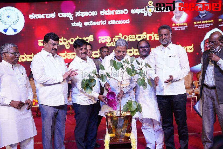 ರಾಜ್ಯದಲ್ಲಿ ಯಾವುದೇ ಕಾರಣಕ್ಕೂ ಮ್ಯಾನ್ಯುಯಲ್ ಸ್ಕ್ಯಾವೆಂಜರ್ಸ್ ಇರಕೂಡದು: ಸಿ.ಎಂ.ಸಿದ್ದರಾಮಯ್ಯ ರಾಜ್ಯದಲ್ಲಿ ಯಾವುದೇ ಕಾರಣಕ್ಕೂ ಮ್ಯಾನ್ಯುಯಲ್ ಸ್ಕ್ಯಾವೆಂಜರ್ಸ್ ಇರಕೂಡದು: ಸಿ.ಎಂ.ಸಿದ್ದರಾಮಯ್ಯ