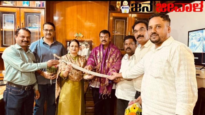 ಬಿಜೆಪಿ ರಾಜ್ಯ ಉಪಾಧ್ಯಕ್ಷರಾಗಿ ಆಯ್ಕೆಯಾದ ಅನಿಲ್ ಬೆನಕೆ ಅವರನ್ನು ಭೇಟಿಯಾಗಿ ಅಭಿನಂದಿಸಿದ ಡಾ.ಸೋನಾಲಿ ಸರ್ನೋಬತ್ ಬಿಜೆಪಿ ರಾಜ್ಯ ಉಪಾಧ್ಯಕ್ಷರಾಗಿ ಆಯ್ಕೆಯಾದ ಅನಿಲ್ ಬೆನಕೆ ಅವರನ್ನು ಭೇಟಿಯಾಗಿ ಅಭಿನಂದಿಸಿದ ಡಾ.ಸೋನಾಲಿ ಸರ್ನೋಬತ್